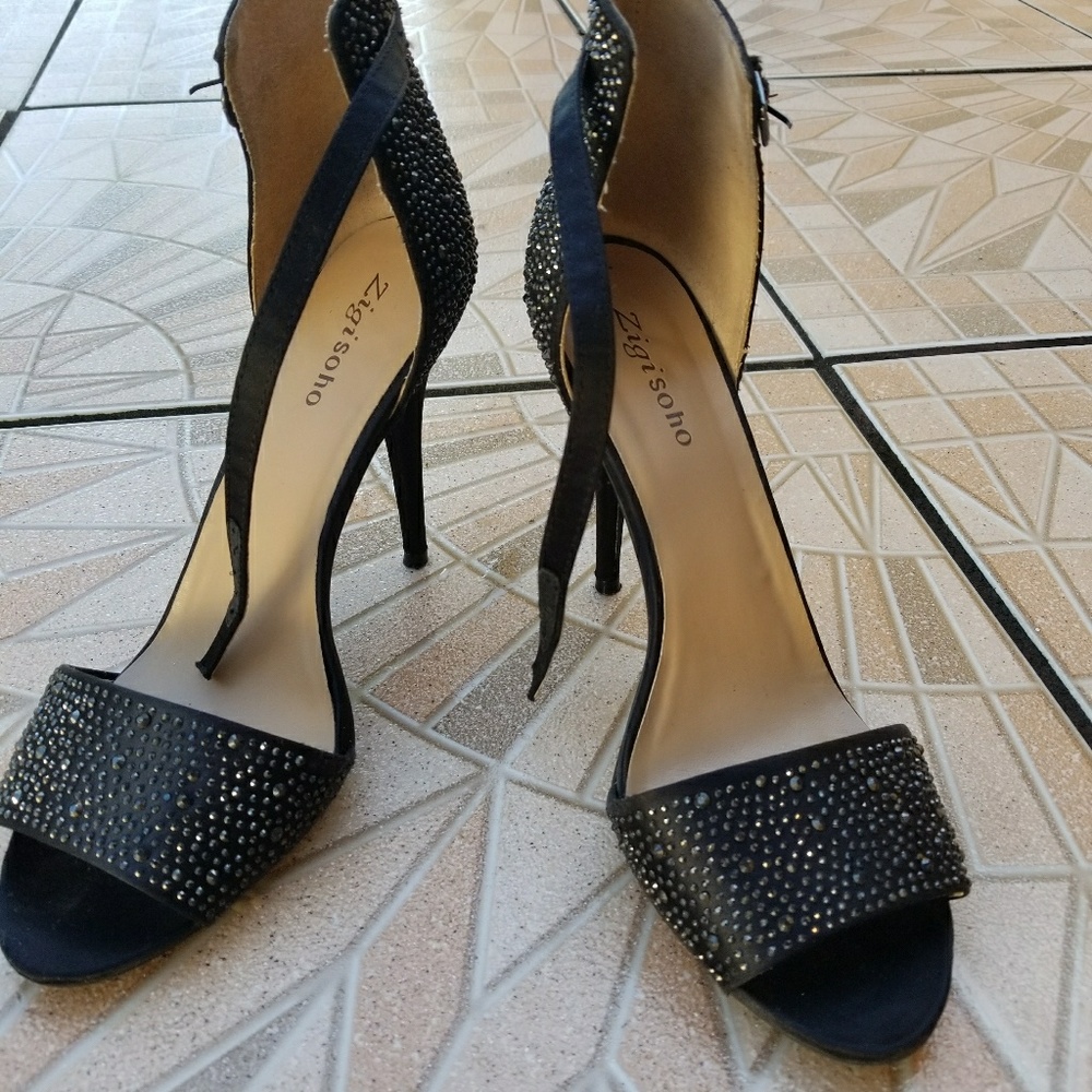 Heels - Picture 3 of 3