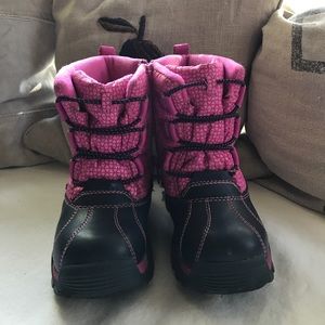 OshKosh B'gosh girls waterproof snow boots. 10