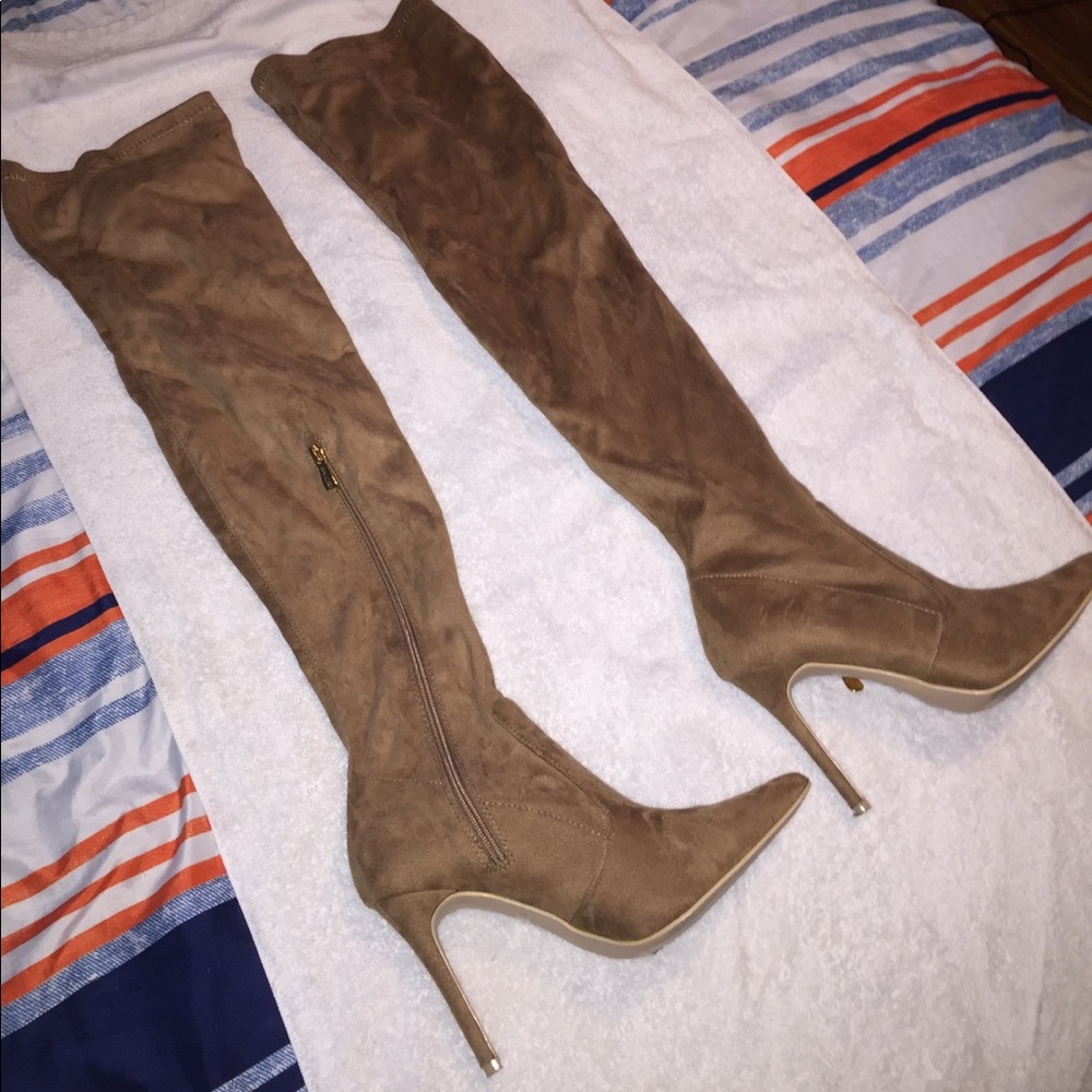 Sexy thigh high boots 💁🏽