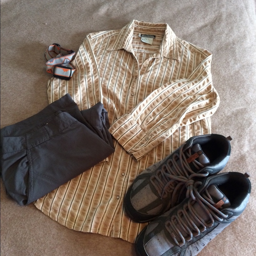 Columbia long sleeve blouse with decorative snaps.