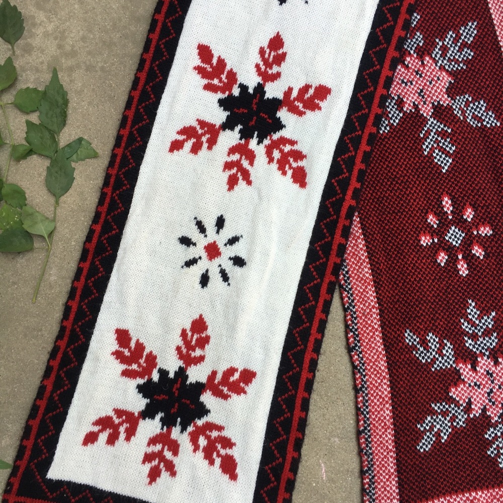 Liz Claiborne Snowflake Scarf - Picture 2 of 3