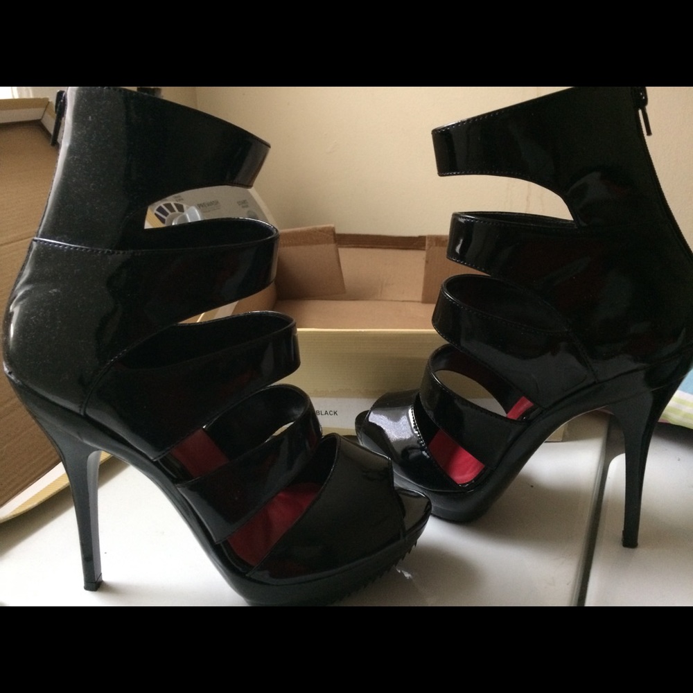 Black pumps