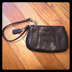 ✨COACH leather all blk wristlet like new✨