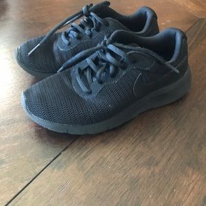 Boys black on black tanjun Nike