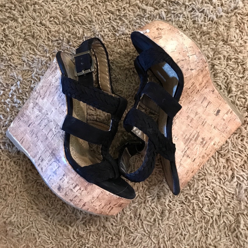 Black wedges