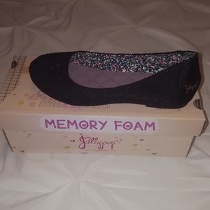 black lace flat shoe