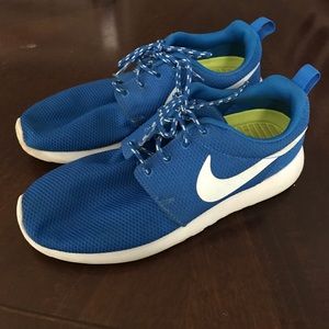 Nike Roshe Runs size 7 blue