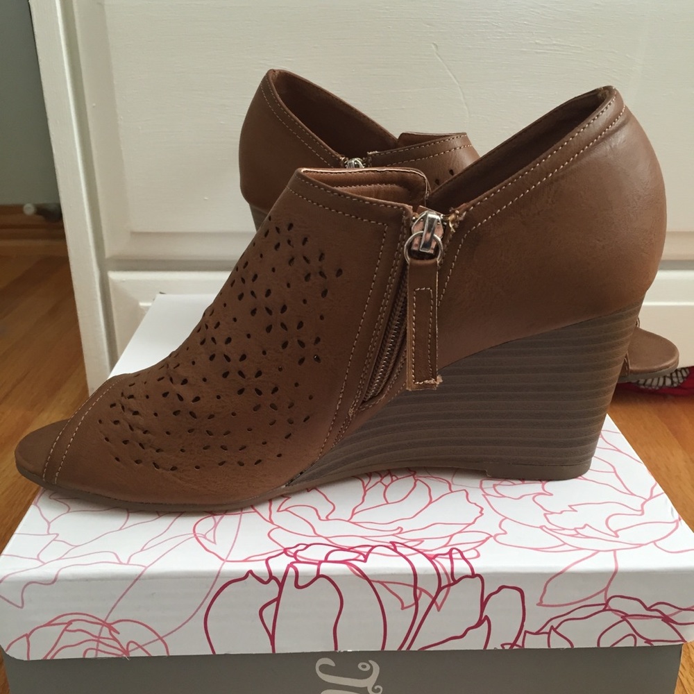 NIB tan laser cut wedge peep toe booties