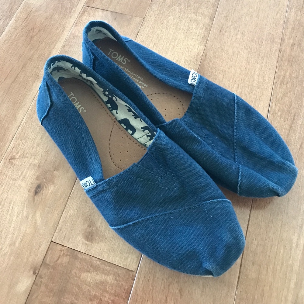 TOMS navy blue size 7