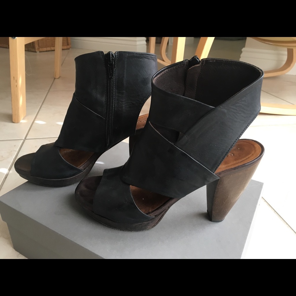 Coclico Fabiana Ankle Boot, size 36 EU/6 US