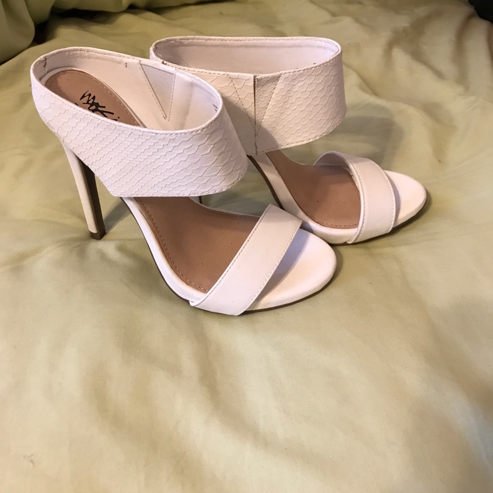 White heels size 6 new never worn