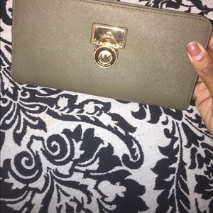 Michael kors olive Hamilton wallet