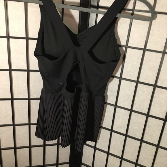 Lulu lemon work out tank - never been worr - Picture 2 of 3