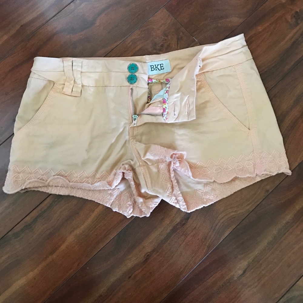 Peach, scalloped shorts