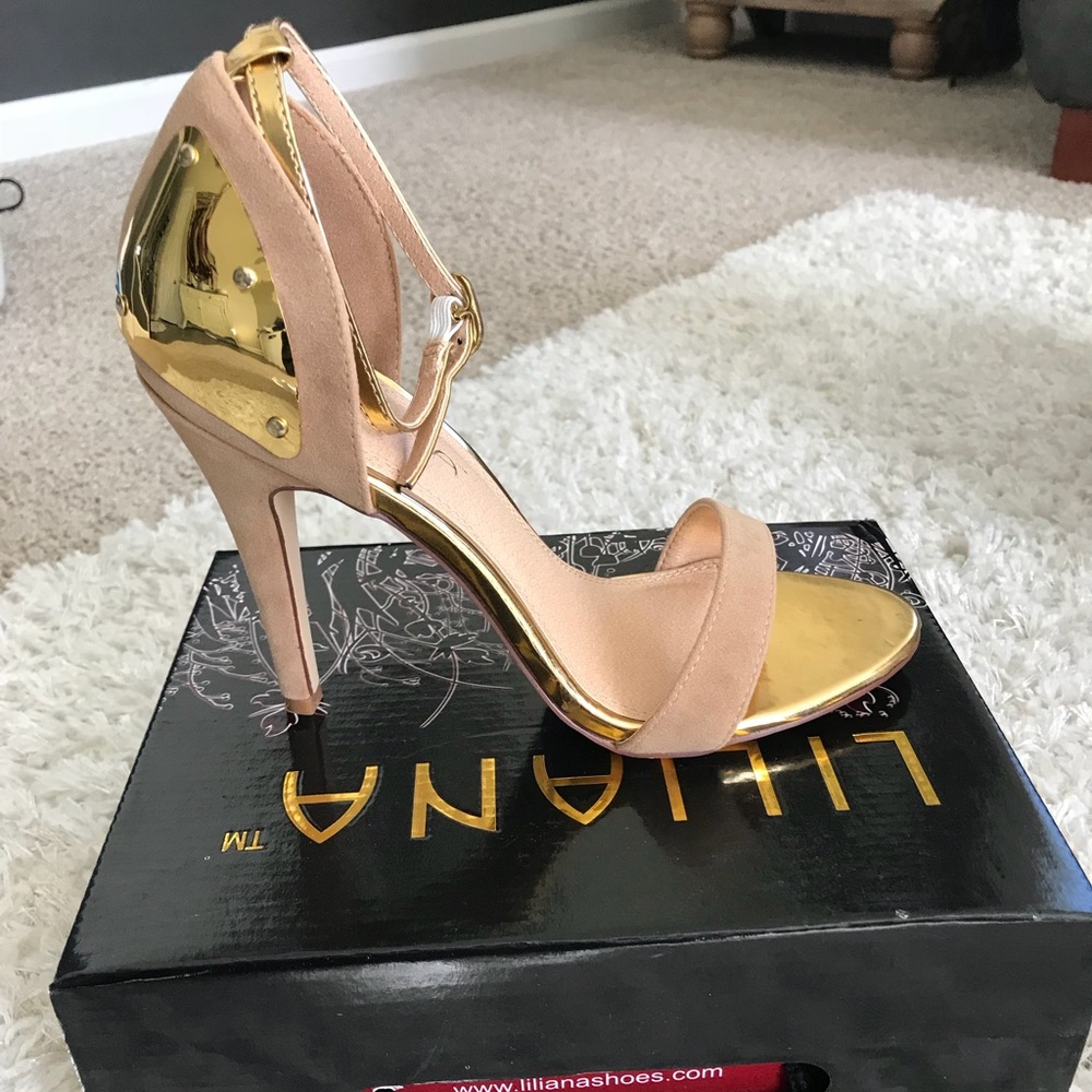 NIB very pretty heels