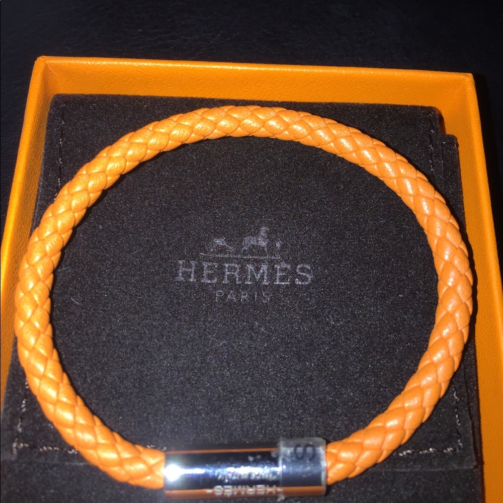 This is a beautiful letter Herms bracelet