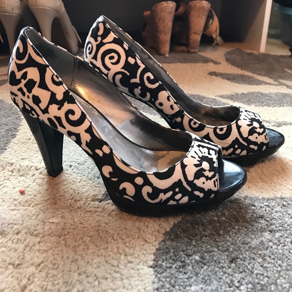 Anne Klein black and white heels size 6