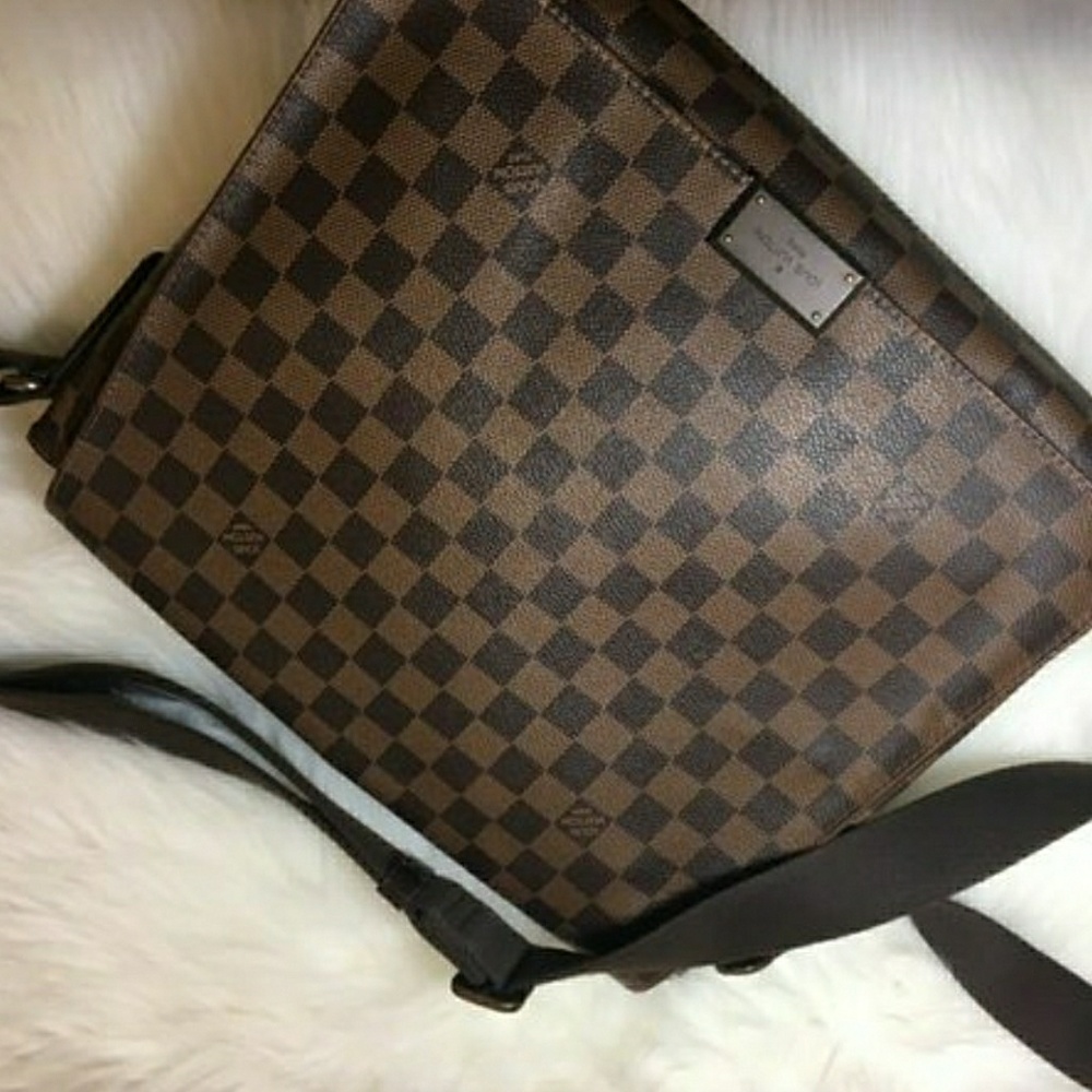 Louis vuitton messenger bag