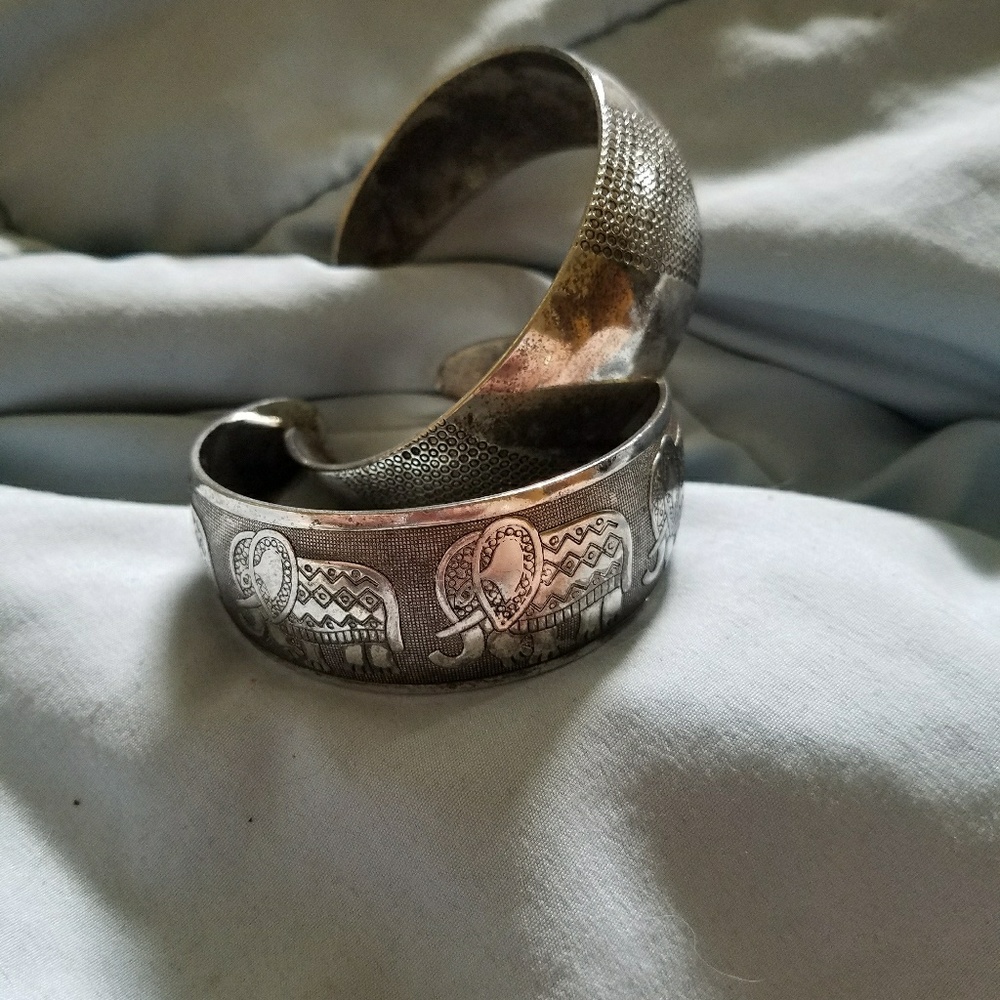 2 cuffs