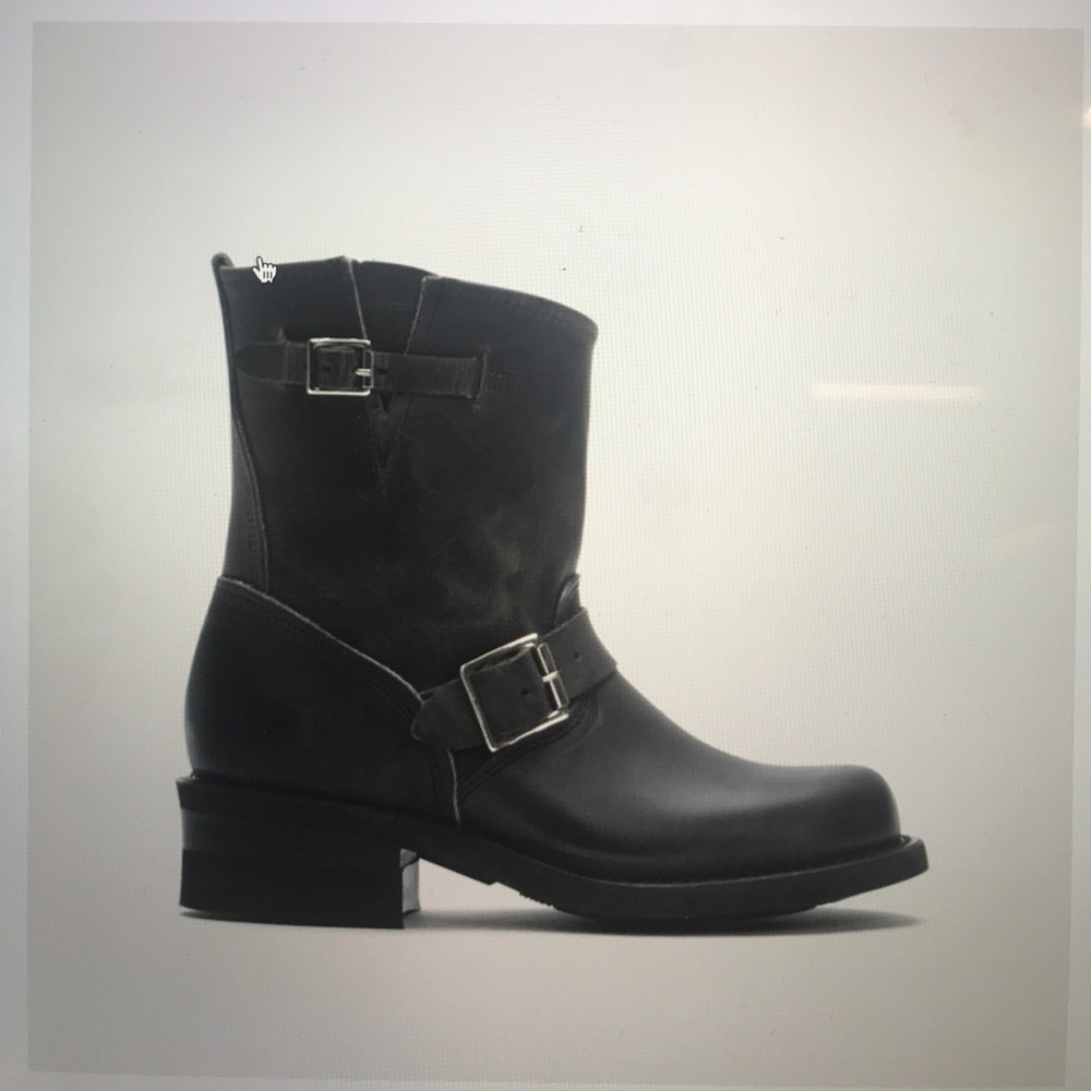 Women’s FRYE Engineer 8R boots!