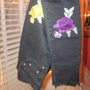 🌺👖Floral Patch Jeans👖 🌺