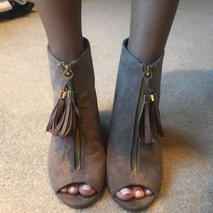 Qupid open-toed booties- taupe