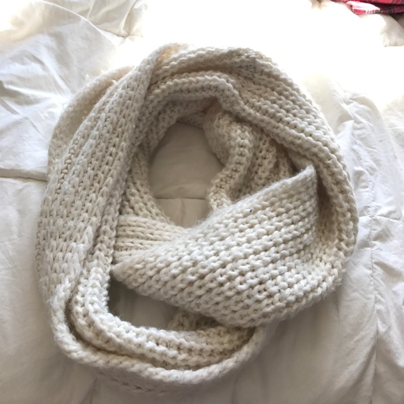 Abercrombie & Fitch Accessories - A&F knit scarf