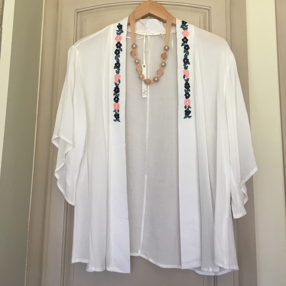 HAVE Tops - HAVE White Floral Kimono size Small