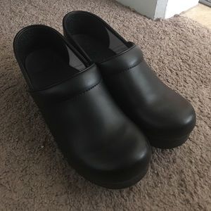 Dansko 39W Black Leather Clog w/ Back