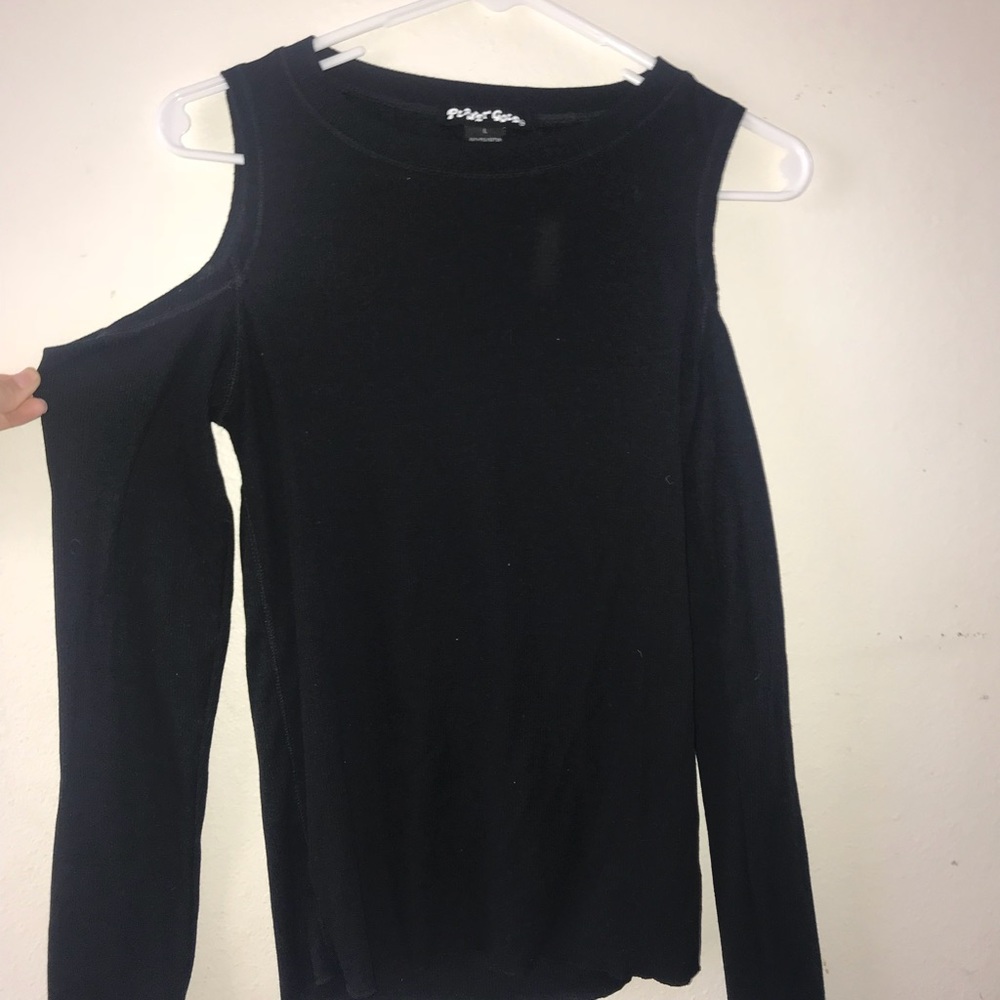 Sold 🚫off the shoulder black tee