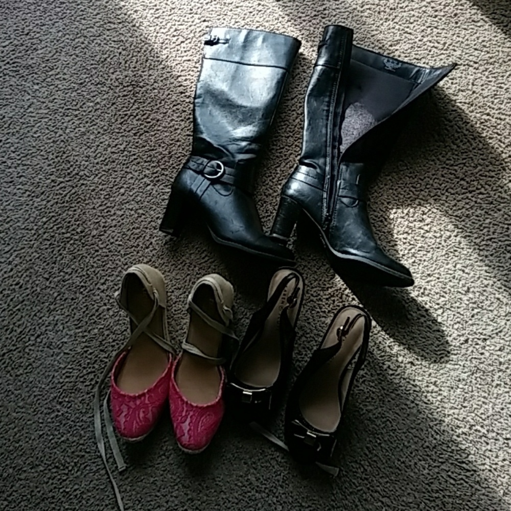 One pair of size 8 life stride black boots.