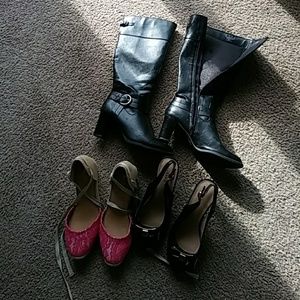 One pair of size 8 life stride black boots.