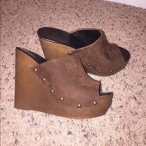 Dark brown wedges