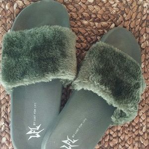 Lust For Life Furry Slides Army green 8