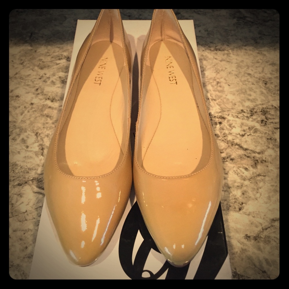New Nine West natural Speakup flats, size 5.5