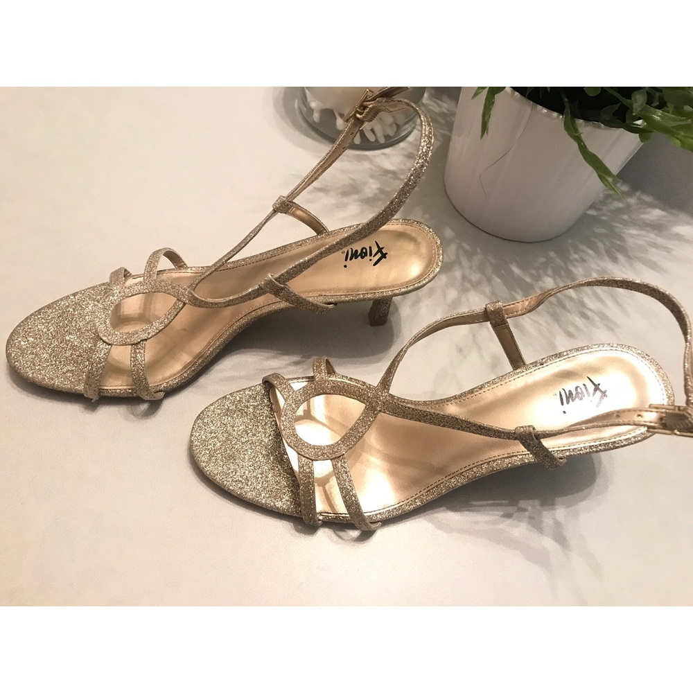 Sophisticated Heel in metallic gold (Size 7)
