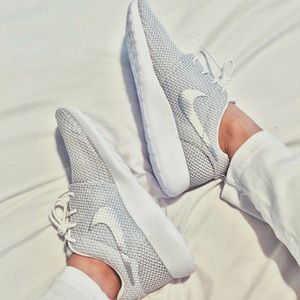 Nike white/gray roshes