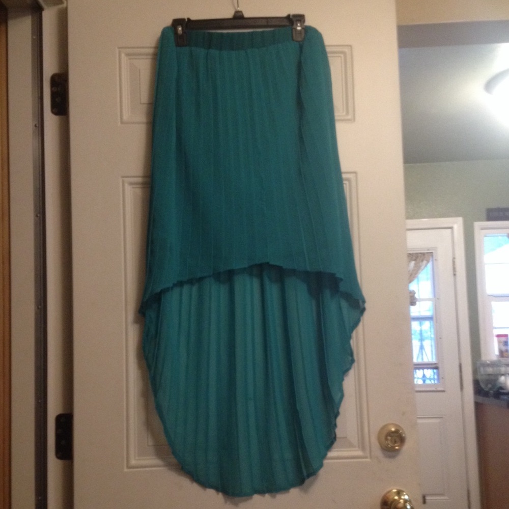 Hi-Low Pleated Skirt in Sea Foam Green