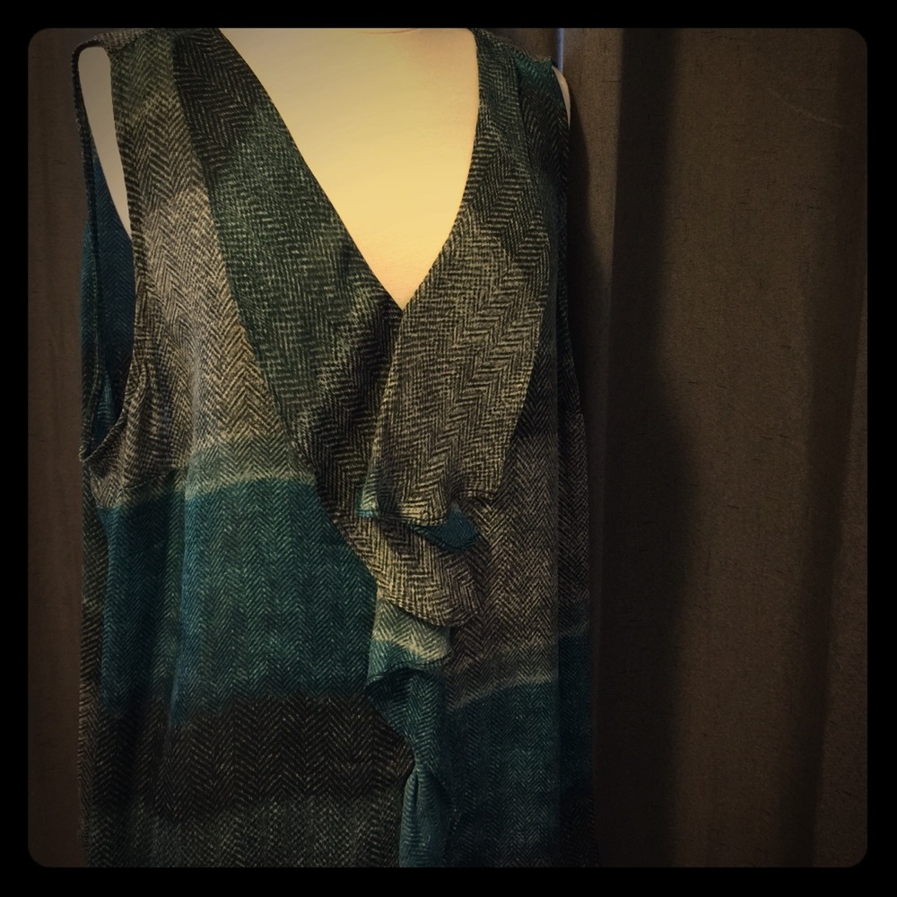 Like New-Ruffled V Neck Top
