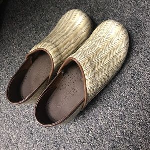 👏🏼Price drop👏🏼 Herringbone Sanita clogs