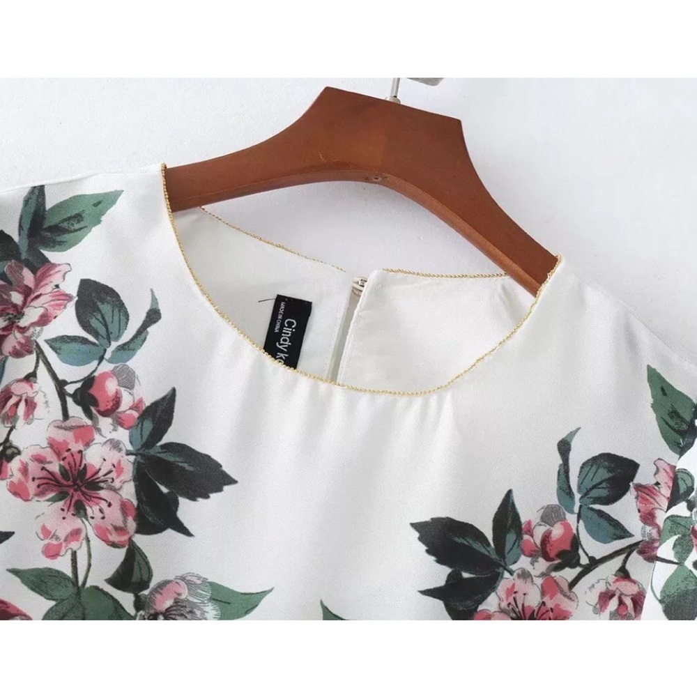 🧨Bomb Sale Ends Sunday 🧨 Delicate Spring Bloom Floral Flutter Sleeve Blouse - Picture 5 of 7