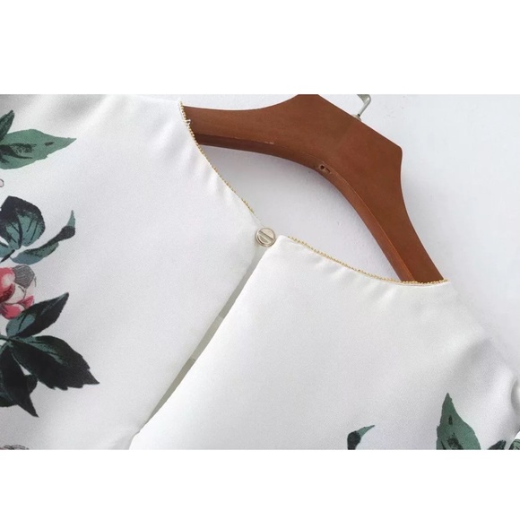 🧨Bomb Sale Ends Sunday 🧨 Delicate Spring Bloom Floral Flutter Sleeve Blouse - Picture 6 of 7