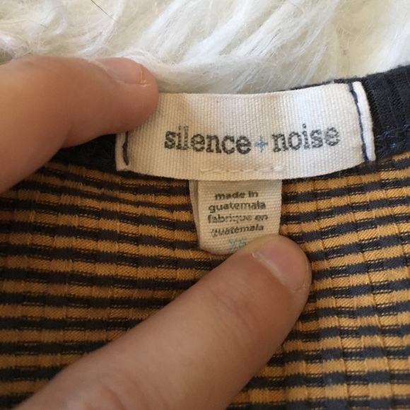 ✨URBAN OUTFITTERS SILENCE + NOISE CROP TOP✨ - Picture 2 of 4