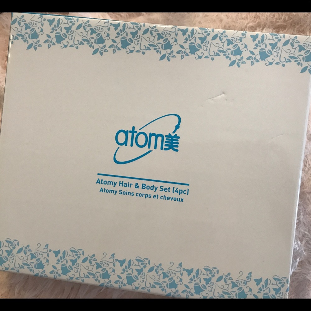 📍NIB NWOT ATOMY Hair & Body Set (4pc)