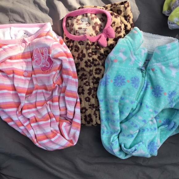 Three 6-9 month girl pajamas - Picture 1 of 4