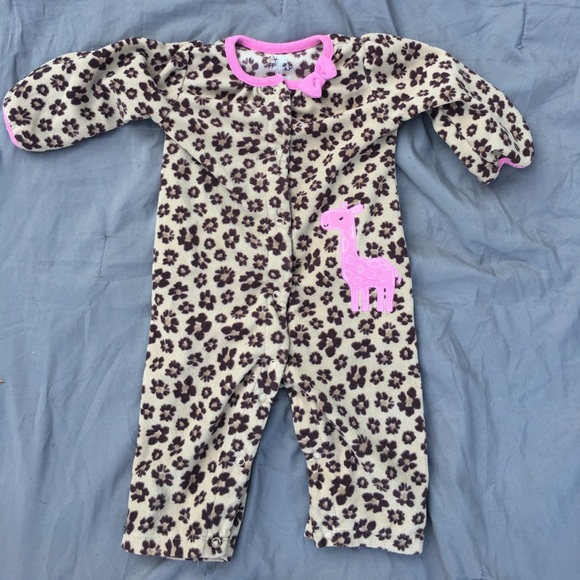 Three 6-9 month girl pajamas - Picture 4 of 4