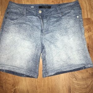 Patterned jean shorts