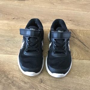 Black Nike’s with hearts