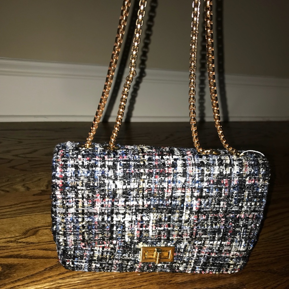 Beautiful bag with gold chain. Sparkly fabric.
