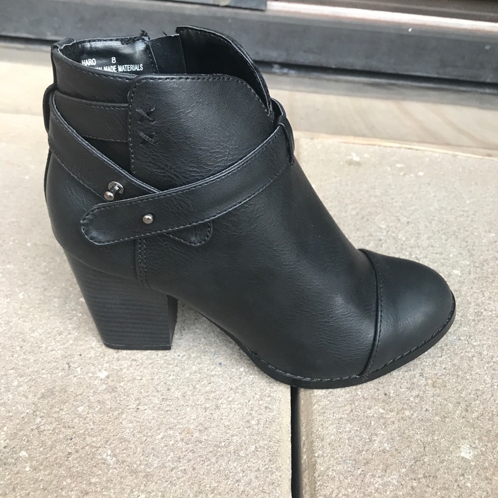 Cute black heeled booties Sz 8 & Sz 9 - Picture 2 of 3